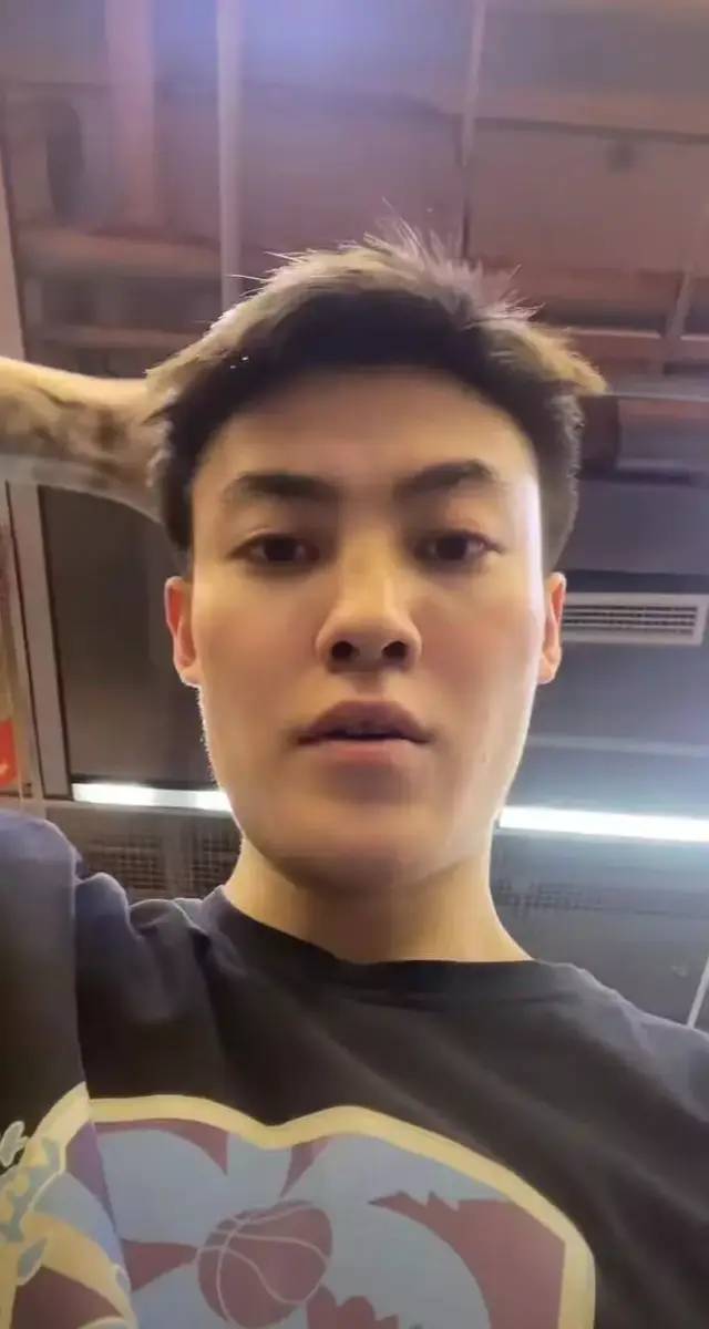 某球员因游戏直播被罚款，俱乐部严管业余生活的简单介绍