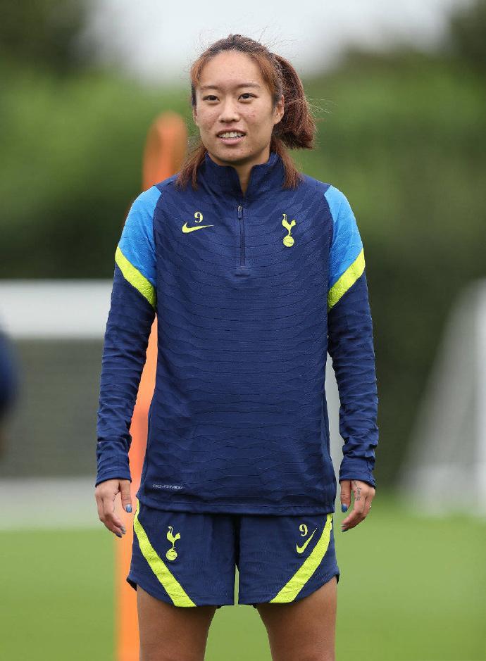 包含某女足球员月薪仅5000元，待遇引争议的词条